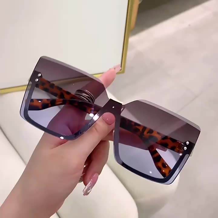 Stunning Celebrity Vybes Sunglass ( 4.9 ⭐⭐⭐⭐⭐ Reviews )
